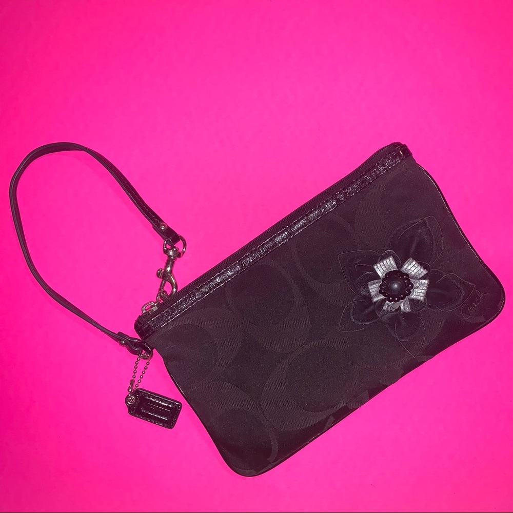 COACH LARGE WRISTLET. BLK SIGNATURE PRINT W/FLOWER